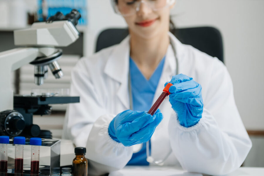 Laborärztin untersucht eine Blutprobe im medizinischen Labor. Die Szene steht für die Labordiagnostik des Risikofaktors Lipoprotein(a) zur Einschätzung des kardiovaskulären Risikos im Rahmen einer Blutuntersuchung.